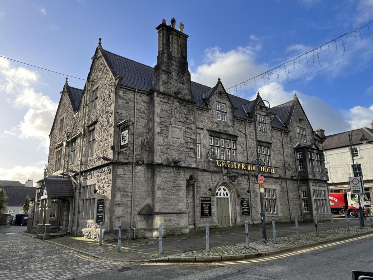 The Bull Hotel Llangefni Exterior photo