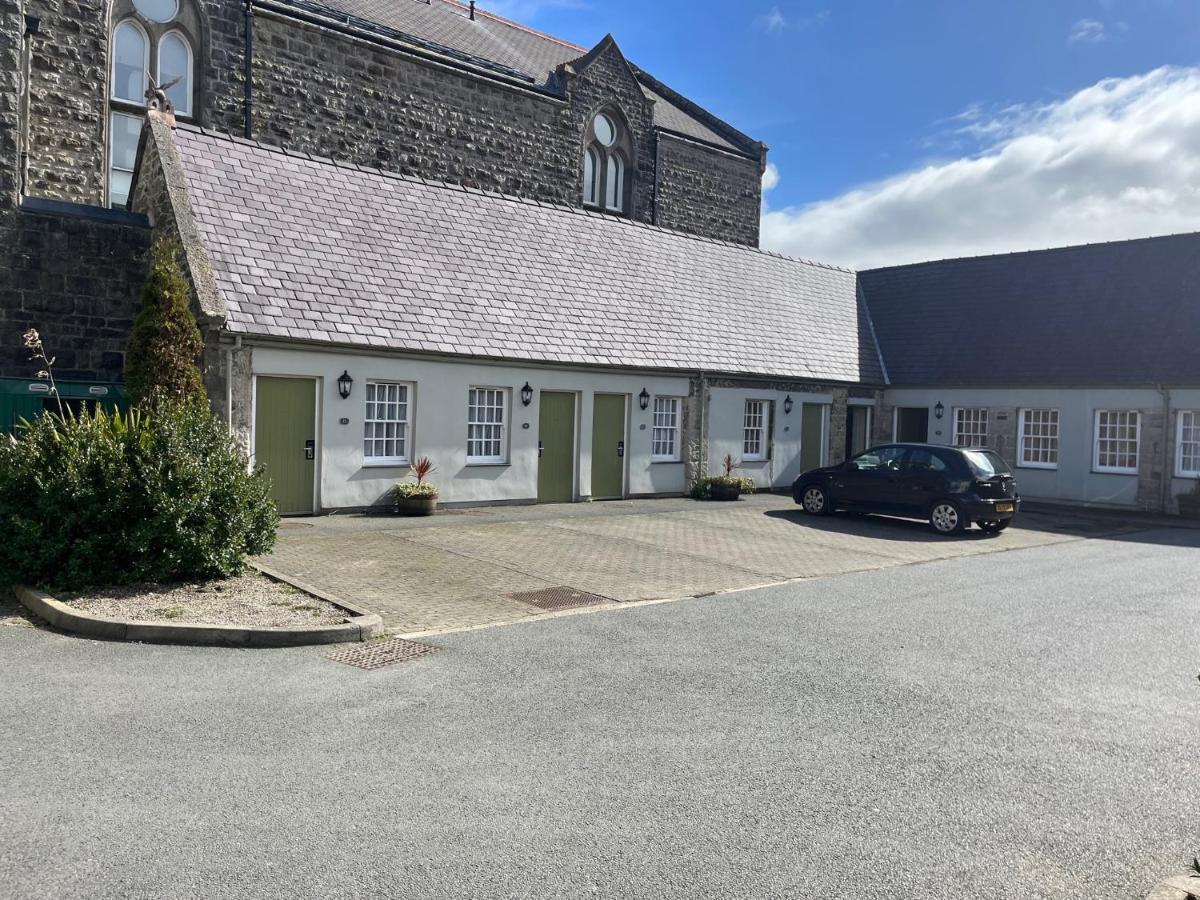 The Bull Hotel Llangefni Exterior photo