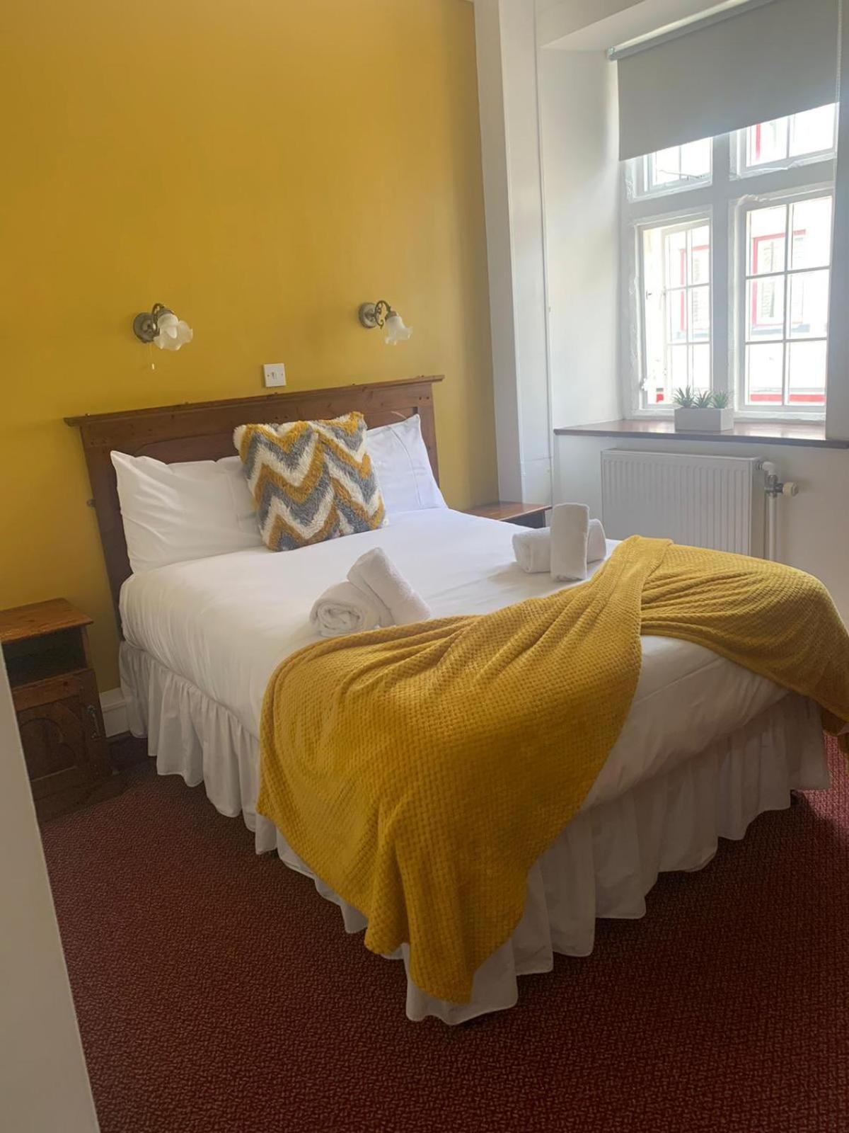 The Bull Hotel Llangefni Room photo