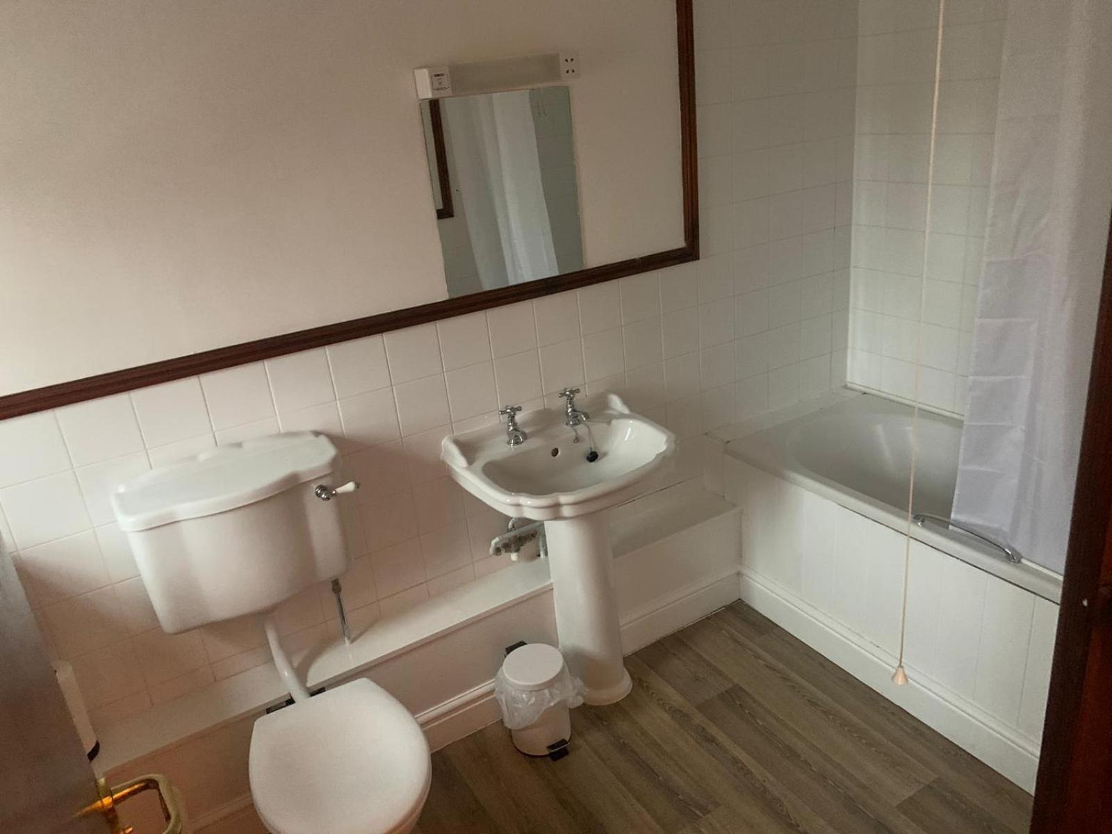 The Bull Hotel Llangefni Room photo