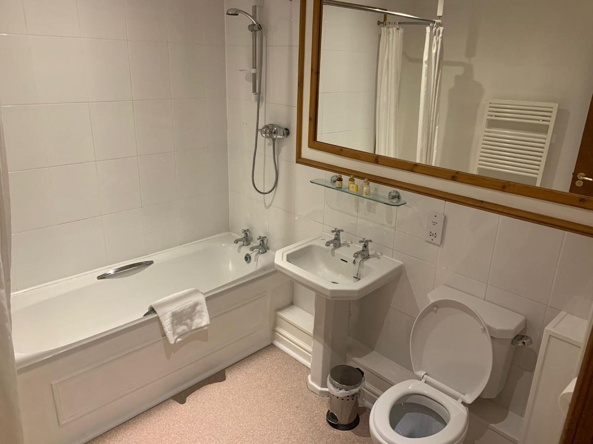 The Bull Hotel Llangefni Room photo
