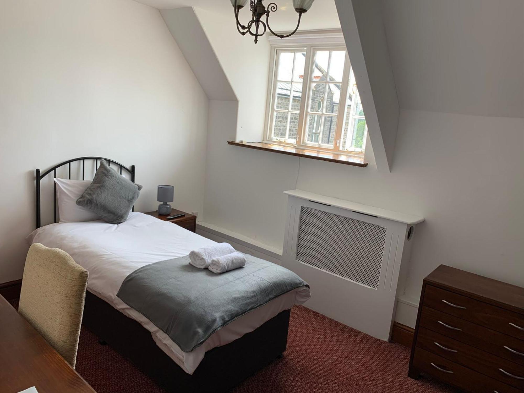 The Bull Hotel Llangefni Room photo
