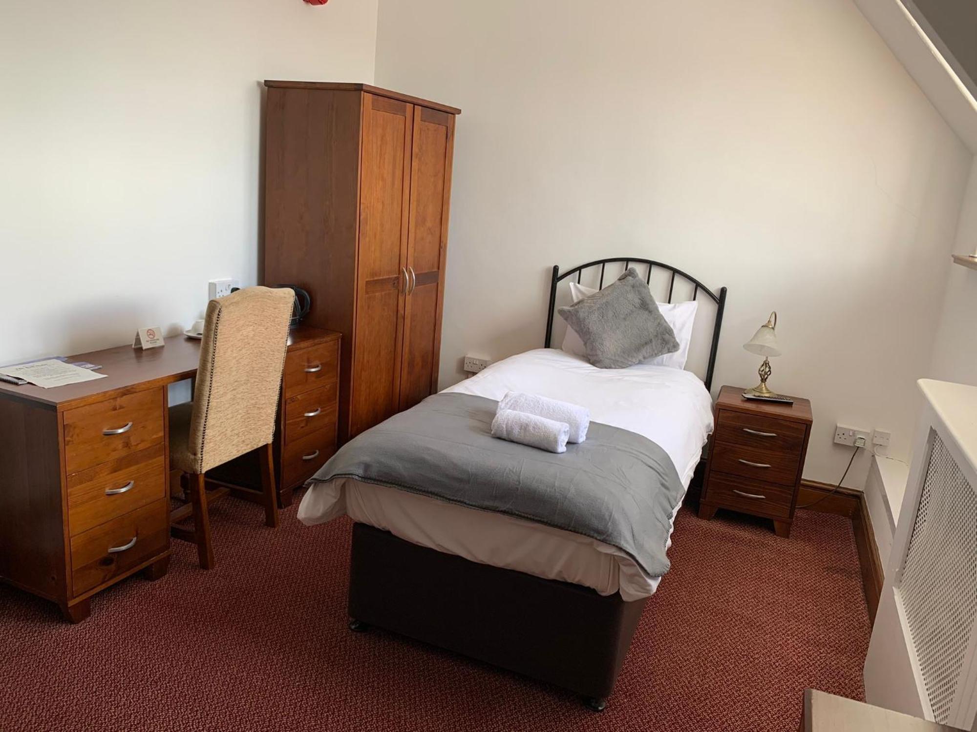 The Bull Hotel Llangefni Room photo