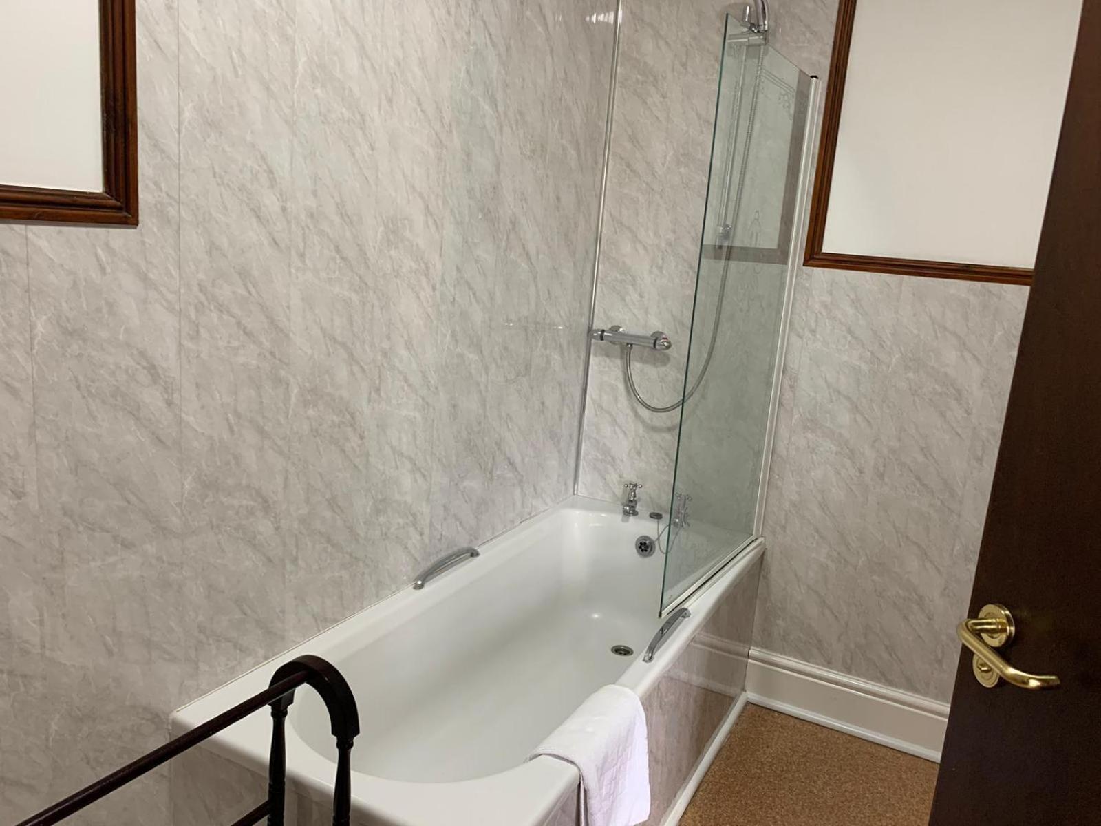 The Bull Hotel Llangefni Room photo