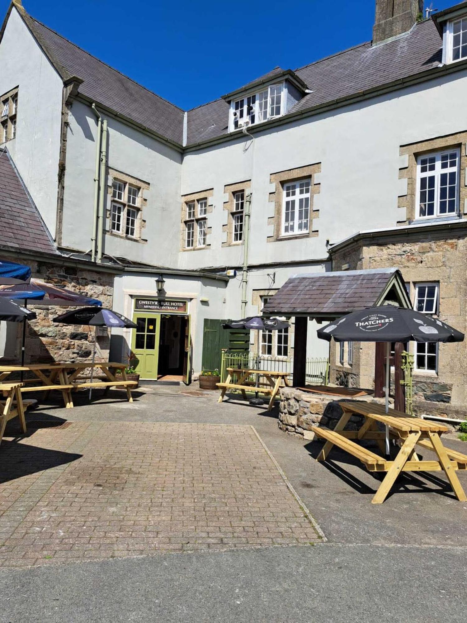 The Bull Hotel Llangefni Exterior photo