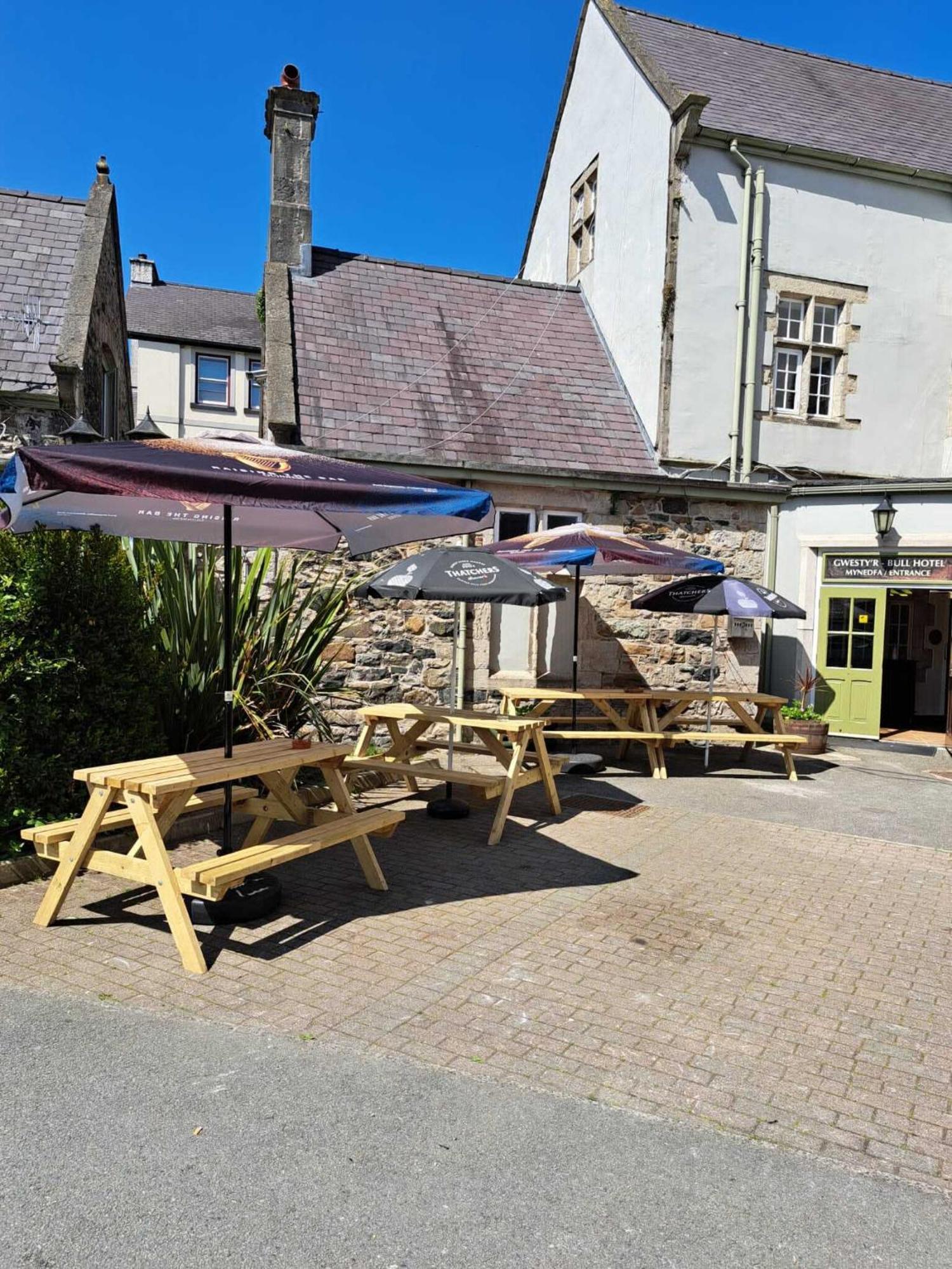 The Bull Hotel Llangefni Exterior photo